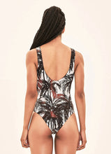 Laden Sie das Bild in den Galerie-Viewer, Model Back: Uv Line Une Pièce Swimsuit Coqueiros Bege Upf50+
