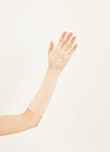 Carica l'immagine nel visualizzatore di Gallery, Model Back: Uv Line Gants Long Gloves Uni Beige Upf50+
