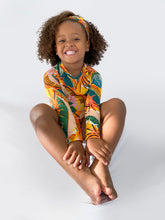 Carica l'immagine nel visualizzatore di Gallery, Model Front: Rio De Sol T-Shirt El-Arco Rash-Guard Kids
