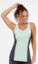 Laden Sie das Bild in den Galerie-Viewer, Model Front: Alto Giro Fitness Haut Regata Skin Fit Recorte Frente
