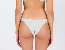 Laden Sie das Bild in den Galerie-Viewer, Image 06: Rio De Sol Bas Bottom Shimmer-White Essential
