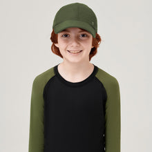 Laden Sie das Bild in den Galerie-Viewer, Model Front: Uv Line Casquette Cap Teens Colors Inf Green Militar Upf50+
