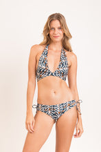 Laden Sie das Bild in den Galerie-Viewer, Model Front: Rio De Sol Haut Top Ikat Kate
