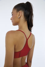 Laden Sie das Bild in den Galerie-Viewer, Model Back: Alto Giro Fitness Haut Top Hyper Recortes Atlanta Vermelho Haute Red
