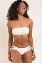 Carica l'immagine nel visualizzatore di Gallery, Model Front: Rio De Sol Haut Top Off-White Bandeau-Reto
