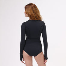 Laden Sie das Bild in den Galerie-Viewer, Model Back: Uv Line Une Pièce Swimsuit Macae Color V22 Ml Fem Black Upf50+
