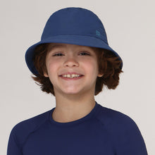 Carica l'immagine nel visualizzatore di Gallery, Model Front: Uv Line Bob Hat Basic Kids Inf Navy Blue Upf50+
