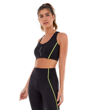 Charger l'image dans la galerie, Model Front: Alto Giro Fitness Haut Top Velocity Com Ziper Holografico Preto
