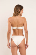 Laden Sie das Bild in den Galerie-Viewer, Model Back: Rio De Sol Haut Top Sand-Chantilly Sara
