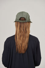 Carica l'immagine nel visualizzatore di Gallery, Model Back: Uv Line Casquette Visor Nice Fem Militar Green Upf50+
