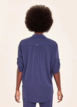 Laden Sie das Bild in den Galerie-Viewer, Model Back: Uv Line Chemise Shirt Copa Navy Blue Upf50+
