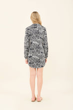 Laden Sie das Bild in den Galerie-Viewer, Model Back: Uv Line Chemise Shirtdress Dalia Marinho Upf50+
