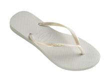 Laden Sie das Bild in den Galerie-Viewer, Model Front: Havaianas Tongs Slim White
