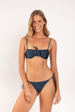 Laden Sie das Bild in den Galerie-Viewer, Model Front: Rio De Sol Bas Bottom Shimmer-Shark Cheeky-Tie-Gold
