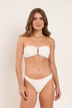 Laden Sie das Bild in den Galerie-Viewer, Model Front: Rio De Sol Haut Top Sand-Chantilly Sara
