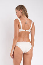 Laden Sie das Bild in den Galerie-Viewer, Model Back: Rio De Sol Haut Top Malibu-Natural Amelia
