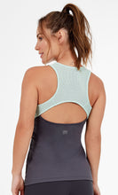 Laden Sie das Bild in den Galerie-Viewer, Model Back: Alto Giro Fitness Haut Regata Skin Fit Recorte Frente
