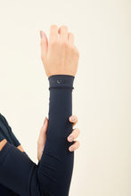 Carica l'immagine nel visualizzatore di Gallery, Model Front: Uv Line Gants Sun-Protection Sleeve Navy Upf50+
