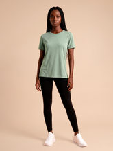 Laden Sie das Bild in den Galerie-Viewer, Model Front: Uv Line T-Shirt T-Shirt Fem New Fit Mix Green Upf50+
