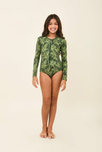 Laden Sie das Bild in den Galerie-Viewer, Model Front: Uv Line Une Pièce Fille Girl Macae Folhagem Verde Upf50+
