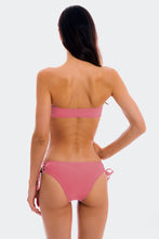 Laden Sie das Bild in den Galerie-Viewer, Model Back: Rio De Sol Ensemble Set Confetti Bandeau-Reto Madrid
