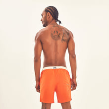 Carica l'immagine nel visualizzatore di Gallery, Model Back: Uv Line Bermuda / Short Pour Homme Shorts Boxer Orange Upf50+
