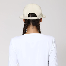 Laden Sie das Bild in den Galerie-Viewer, Model Back: Uv Line Casquette Visor Nice Fem Sand Upf50+
