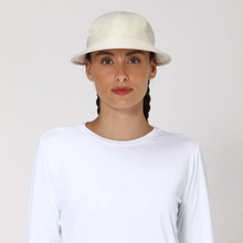 Laden Sie das Bild in den Galerie-Viewer, Model Front: Uv Line Casquette Visor Nice Fem Sand Upf50+
