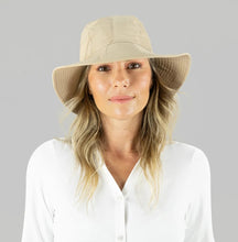 Laden Sie das Bild in den Galerie-Viewer, Model Front: Uv Line Chapeau Souple/Capeline San Remo Areia Offwhite Upf50+
