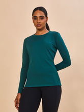 Carica l'immagine nel visualizzatore di Gallery, Model Front: Uv Line T-Shirt Longsleeve Fem New Fit Petroleo Upf50+
