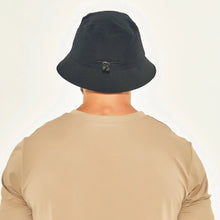 Carica l'immagine nel visualizzatore di Gallery, Model Back: Uv Line Bob Hat Toronto Colors Masc Black Upf50+
