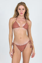 Laden Sie das Bild in den Galerie-Viewer, Model Front: Rio De Sol Bas Bottom Shimmer-Copper Frufru-Comfy
