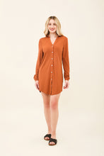 Laden Sie das Bild in den Galerie-Viewer, Model Front: Uv Line Chemise Shirtdress Copenhagen Caramelo Upf50+
