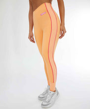 Charger l'image dans la galerie, Model Front: Alto Giro Fitness Bas Legging Blackout Ii C/ Recorte Verticale Laranja Gym
