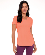 Laden Sie das Bild in den Galerie-Viewer, Model Front: Alto Giro Fitness Haut T-Shirt Skin Fit Alongada Gola V Laranja Melon
