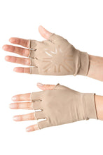 Carica l'immagine nel visualizzatore di Gallery, Model Front: Uv Line Gants Short Gloves Uni Chocolate Upf50+
