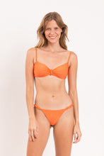 Laden Sie das Bild in den Galerie-Viewer, Model Front: Rio De Sol Ensemble Set Dende Bandeau-Crispy Cheeky-Crispy
