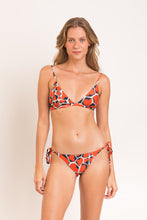 Carica l'immagine nel visualizzatore di Gallery, Model Front: Rio De Sol Ensemble Set Amore-Red Tri-Fixo Ibiza-Comfy
