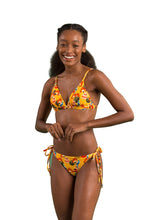Laden Sie das Bild in den Galerie-Viewer, Model Front: Rio De Sol Ensemble Set Stories Tri-Fixo Cheeky-Micro
