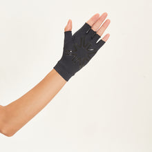 Laden Sie das Bild in den Galerie-Viewer, Model Back: Uv Line Gants Short Glove Black Upf50+
