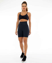 Laden Sie das Bild in den Galerie-Viewer, Model Front: Alto Giro Fitness Bas Bermuda Hyper Com Bolsos Laterais Preto
