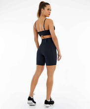 Laden Sie das Bild in den Galerie-Viewer, Model Back: Alto Giro Fitness Bas Bermuda Hyper Com Bolsos Laterais Preto
