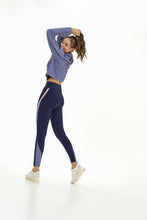 Laden Sie das Bild in den Galerie-Viewer, Model Back: Alto Giro Fitness Haut Blusa Crimp Gola Alta Azul Heron
