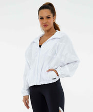 Charger l&#39;image dans la galerie, Model Front: Alto Giro Fitness Haut Jaqueta Tecnospan Recortes Branco
