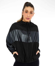 Charger l&#39;image dans la galerie, Model Front: Alto Giro Fitness Haut Jaqueta Tecnospan Recortes Preto
