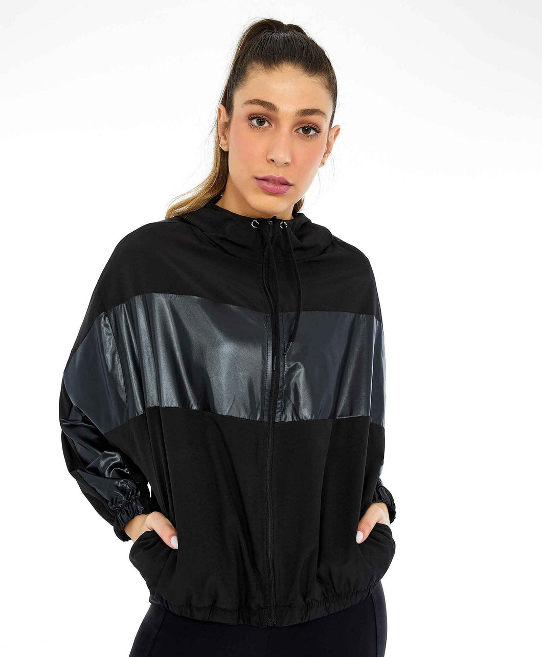 Model Front: Alto Giro Fitness Haut Jaqueta Tecnospan Recortes Preto