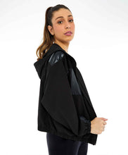 Charger l&#39;image dans la galerie, Image 02: Alto Giro Fitness Haut Jaqueta Tecnospan Recortes Preto
