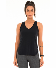 Charger l&#39;image dans la galerie, Model Front: Alto Giro Fitness Haut Regata Skin Fit Alongada Gola V Preto
