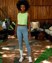 Laden Sie das Bild in den Galerie-Viewer, Image 02: Alto Giro Fitness Haut Regata Skin Fit Cropped Refletivo Verde Sharp
