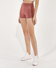 Charger l&#39;image dans la galerie, Model Front: Alto Giro Fitness Bas Shorts Meia Malha Recortes Rib Rosa Hug
